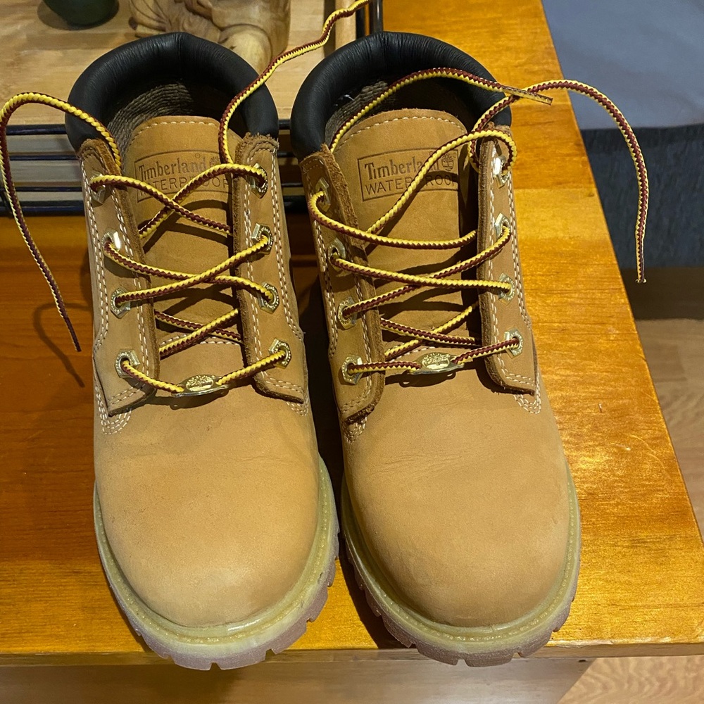 Timberland low cut boots size 5 (fits women size 7) never worn